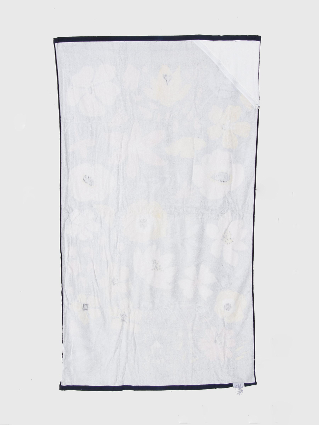 Serviette de plage rectangle à fleurs carnac bleu marine - Cabaïa