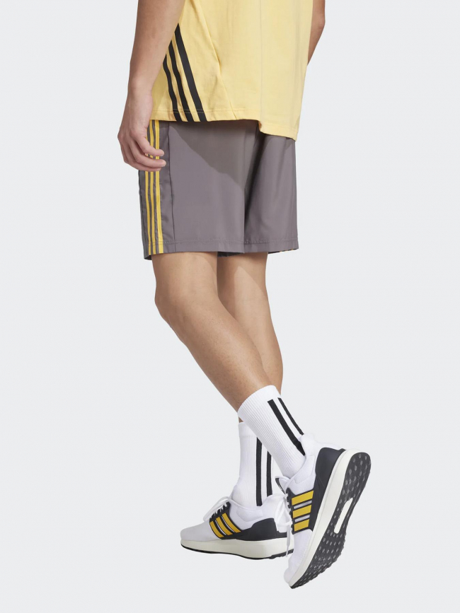 Short chelsea 3 bandes jaune gris homme - Adidas