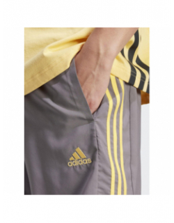 Short chelsea 3 bandes jaune gris homme - Adidas