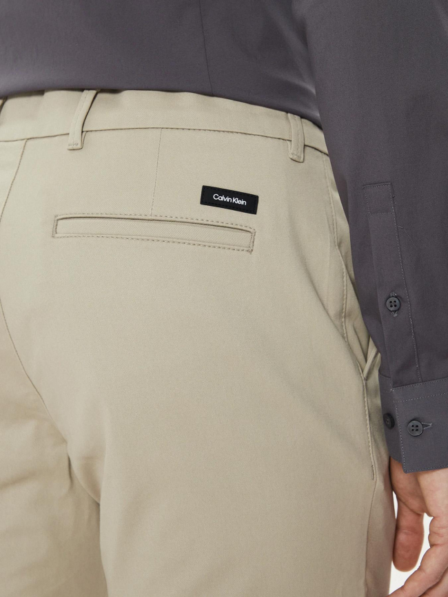 Pantalon chino slim en sergé élastique beige homme - Calvin Klein
